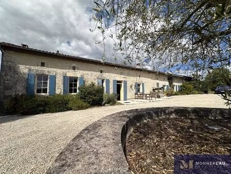 maison charentaise en pierre avec vue secteur jonzac
