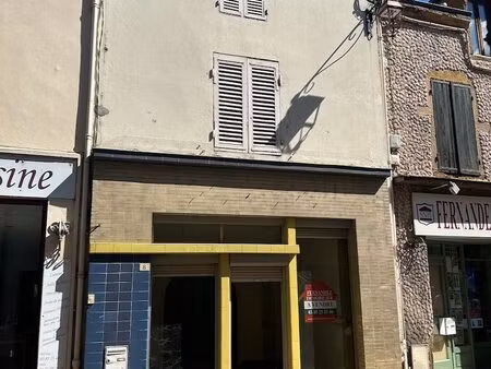 maison de ville proche commerces  à rénover.