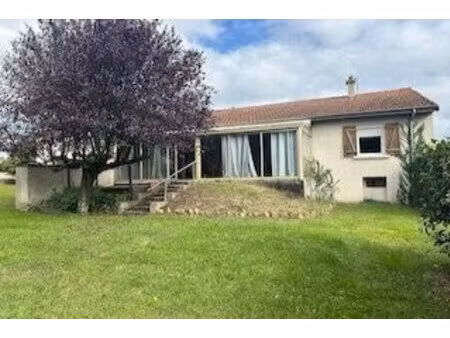 maison de plain-pied de 107 m2 hab.dépendances attenantes.