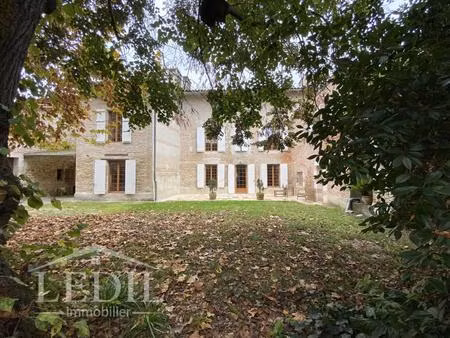 propriété de caractère de 400 m² habitables avec piscine et dépendances aux portes d’agen