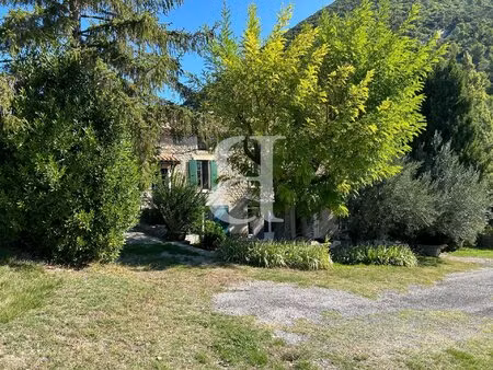 mas avec un cadre verdoyant et terrain dans la région de nyons