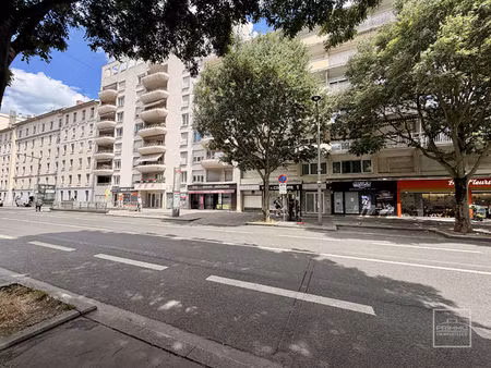 lyon 7émé quartier debourg  t3 traversant est/ouest avec garage et cave