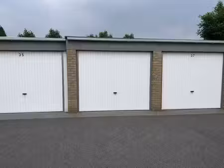 boxes de garage à vendre dans un endroit calme au centre de