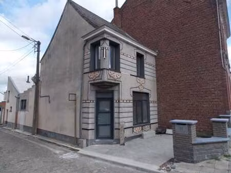 maison 2ch + bur avec parking 1 voiture (pas de jardin/cour)