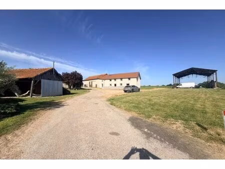 ancien corps de ferme rénové et dépendances.belle situation.