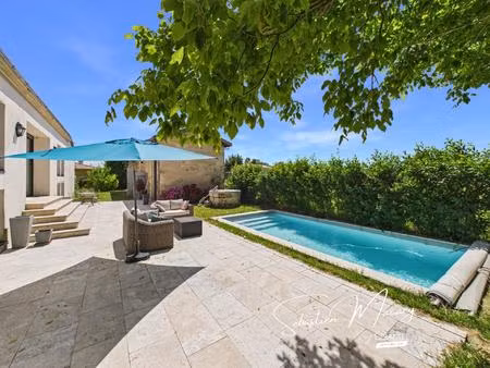 maison en pierre avec piscine et dépendances