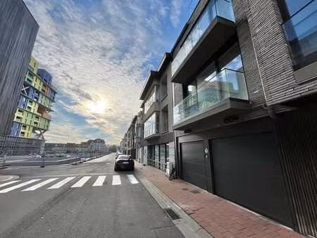 garage box spacieux au centre de heist