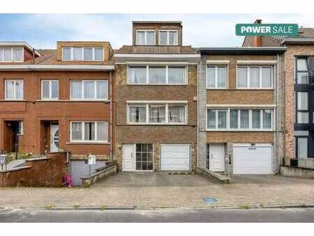 maison familiale spacieuse avec garage et jardin ensoleillé