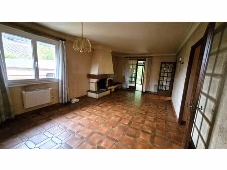 maison a renover avec 3 chambres.
