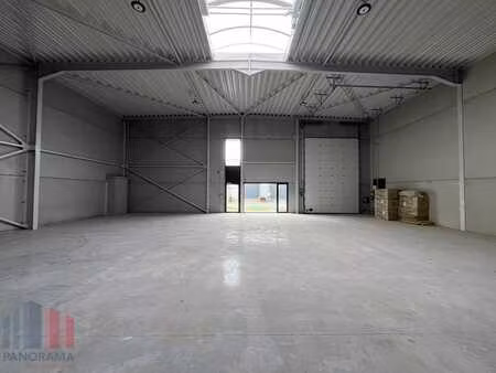 opslagruimte van 342 m² & uitstekend gelegen vlak aan de ...