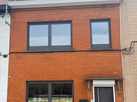 maison 2 ch rénovée avec panneaux photovoltaïques.