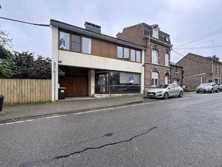 immeuble mixte avec commerce  logement et jardin.