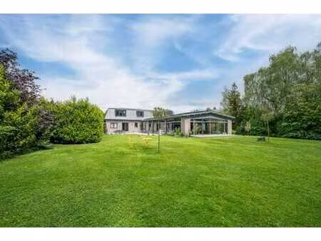 villa 5 chambres avec wellness  caves  garages et jardin