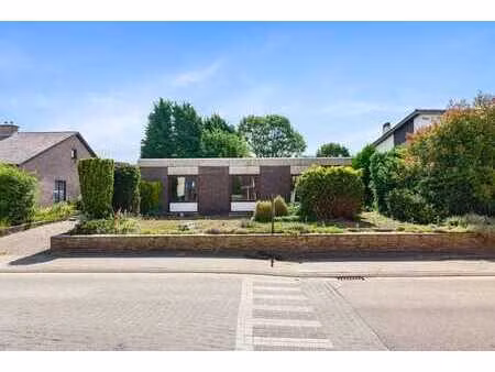 ruime open bebouwing met grote tuin en garage in het land...
