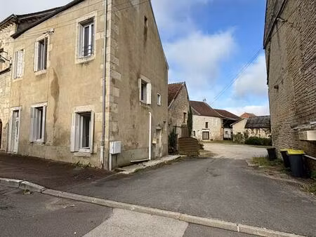 chatillon sur seine : proche du centre ville maison de 90m2rénovée avec remise et grange..