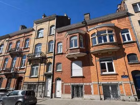 miroir - maison 4ch +/- 220m2 avec cour et poss. garage !