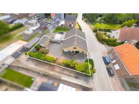 te renoveren bungalow woning met aparte garge