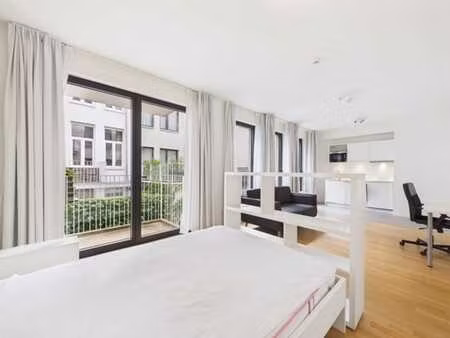 centre-ville: studio meublé avec terrasse!