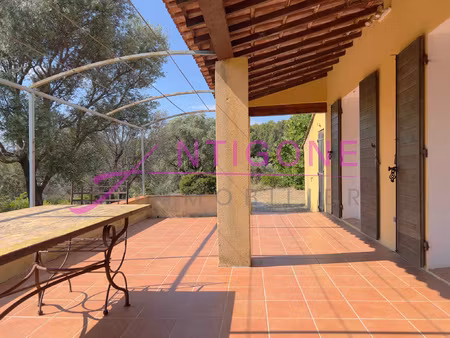 villa de plain-pied avec jardin de 2 382 m2