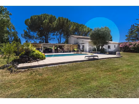 villa de 160 m2 avec piscine et dépendance en pierre de 90 m