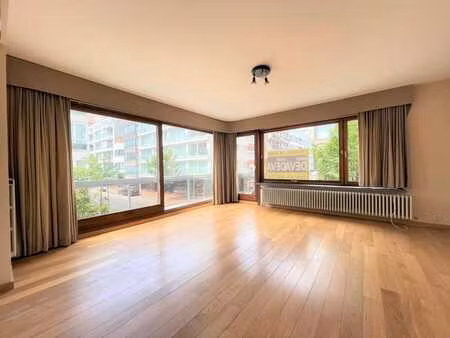 appartement d'angle non-meublé bien situé sur l'ave. littora