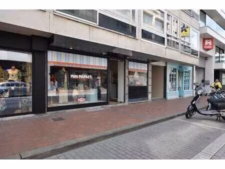 commerce bien situé sur la kustlaan près de la place du phar