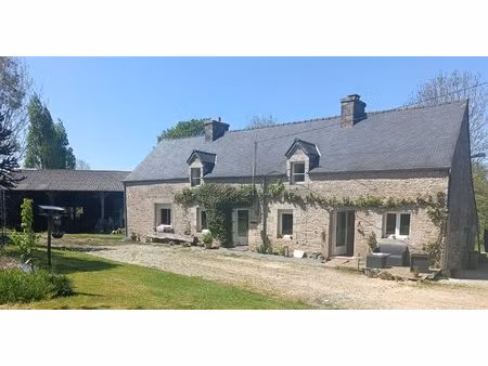 typique longère en campagne avec hangar