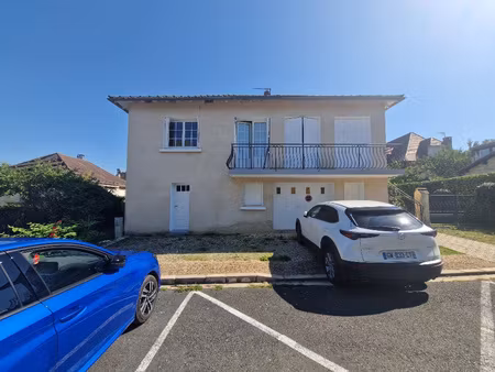 maison individuelle (env 75m2) élevée sur sous-sol avec un p