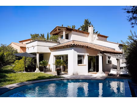 maison de luxe à vendre dans le quartier granettes-jauberte-sainte anne