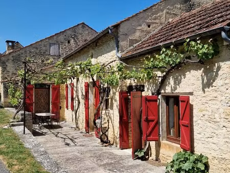 secteur gourdon - ravissante maison en pierre restaurée avec jardin arboré et piscine