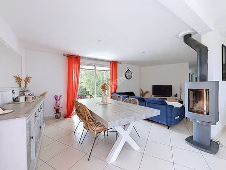 maison familiale à vendre de 157m2 située à montguillon - 5 chambres - grand garage - plus
