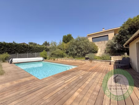 à vendre villa familiale avec piscine proche des commodités