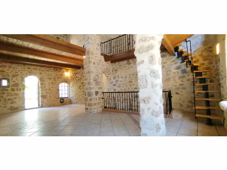 superbe maison de caractère en pierre   avec cour privée