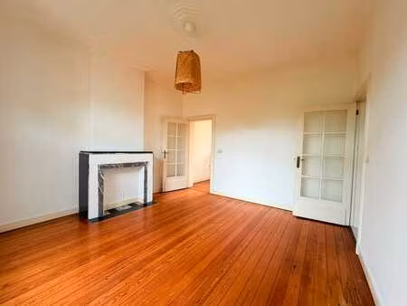spacieux duplex situé dans le centre de visé !!