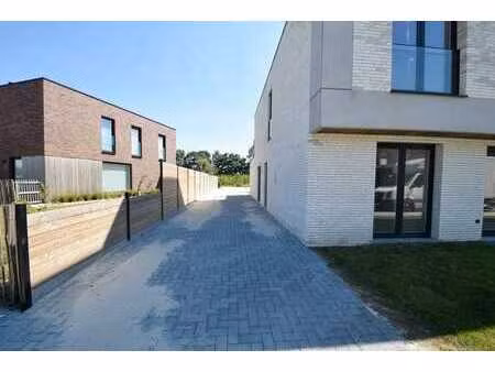ondergrondse autostandplaats met achtergelegen berging te...