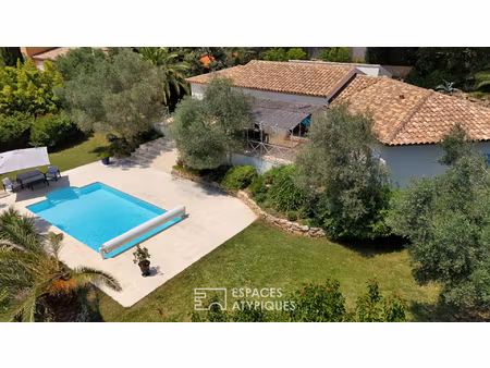 élégante villa de plain-pied au coeur d'un jardin luxuriant