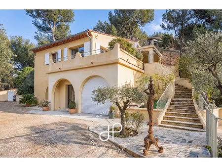 villa de luxe à vendre dans le quartier logis neuf est