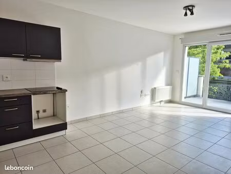 ? appartement t2 de 45 m² avec grand balcon et garage équipé pour véhicule électrique ◊
