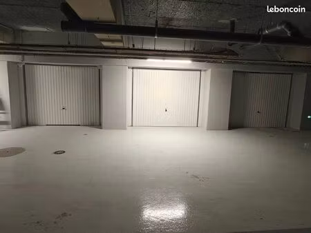 2 très grands boxes de 25 m2 pour stockage