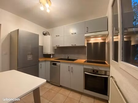 t1 bis 32 m² meublé refait à neuf – parking – cave – tram à 50 m – fontaine