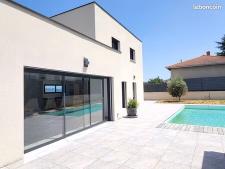 maison contemporaine à étage - 5 chambres – avec piscine et grand garage – climatisée