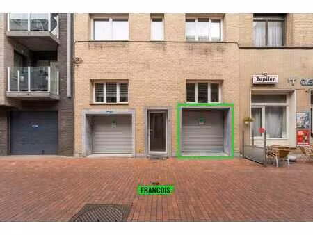 grand garage/entrepôt comprenant 3 places de stationnement …