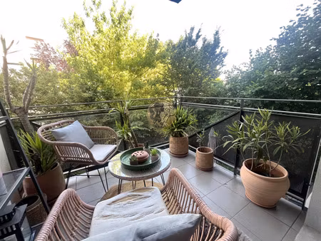 tassin centre t2 entièrement rénové avec terrasse sur parc