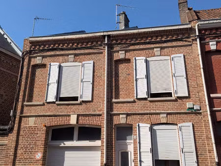 maison familiale de 7 pièces  garage et cour.