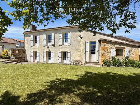 maison atypique en pierre a deux pas du centre-ville