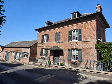 maison de charme en briques avec vue dégagée sur la vallée
