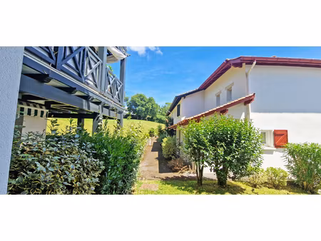 appartement type f2 dans jolie résidence arborée et calme.