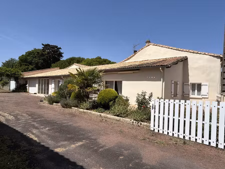 grande maison avec vaste séjour  3 chambres  dépendances dont 4 garages  puits et citerne 