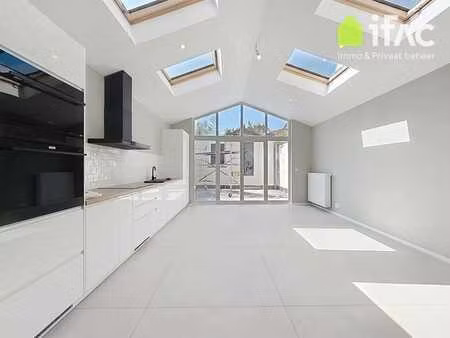 maison rénovée lumineuse avec terrasse ensoleillée