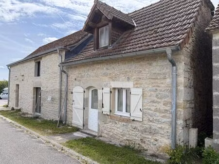 a louer jolie maison de village avec petit jardin